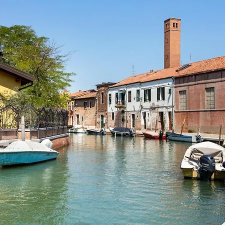 Wave's Glass Industrial Loft In Old Murano Venedik